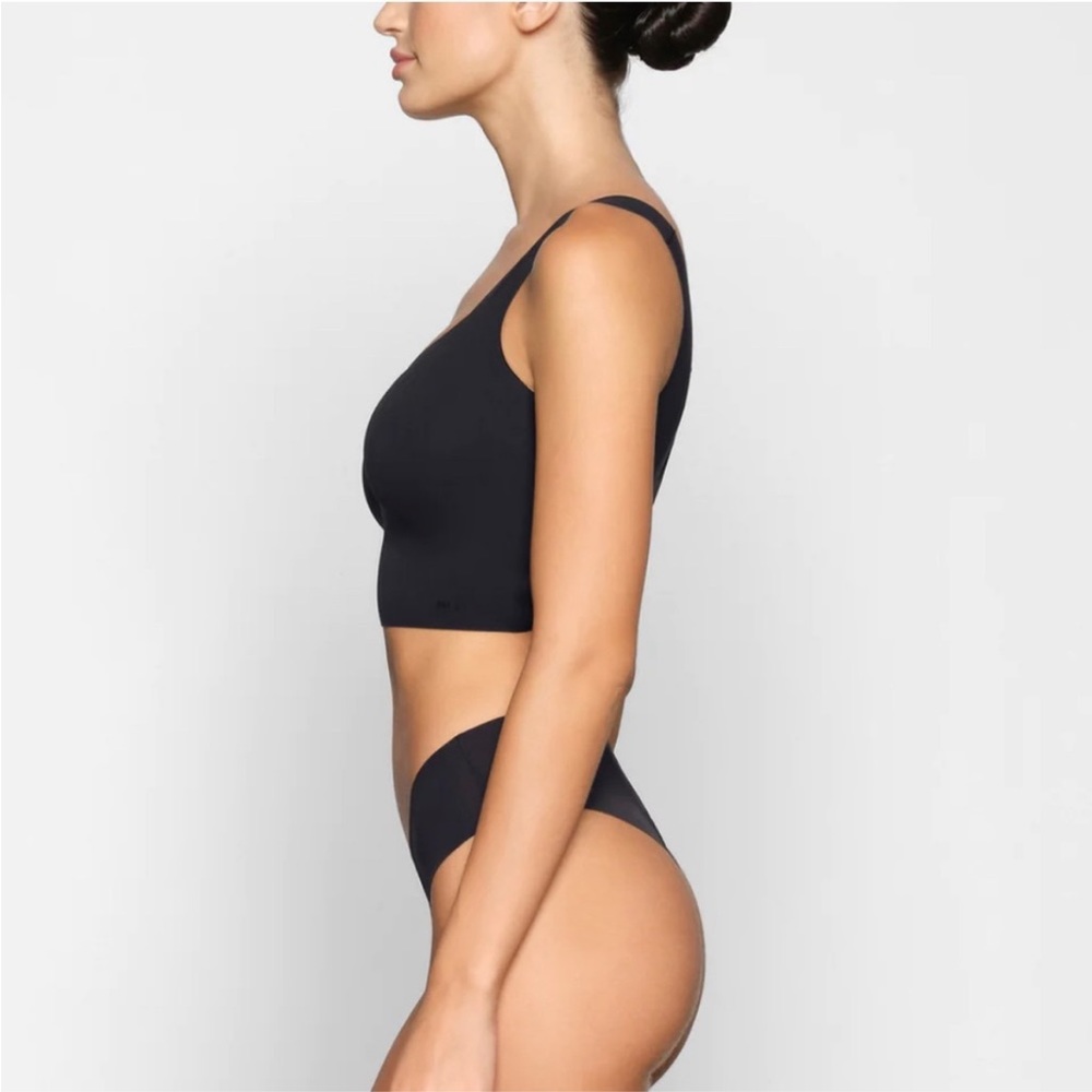 CLEARANCE—NWT SKIMS Naked Plunge Longline Bra, Scoop Neck Wireless Bras - Picture 4 of 8